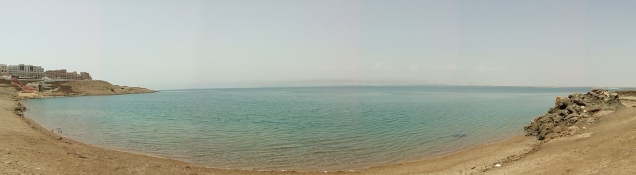 Am Strand des Toten Meeres, Nordöstliches Ufer. Auf der gegenüberliegenden Seite erkennt man Israel.